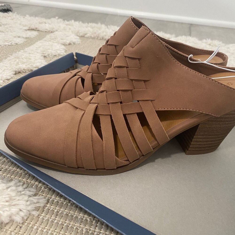 Universal Thread Heels - Picture 2 of 3